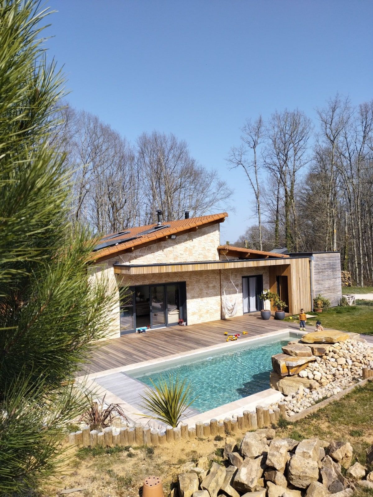 Maison en bois et pierre avec terrasse et piscine