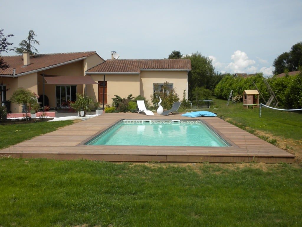 Terrasse en bois autour d’une piscine